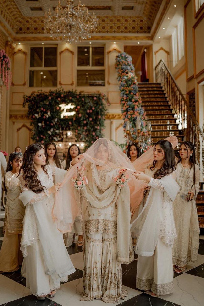 Luxury Blush Pink Bridal Veil with Embellished Lace Border – Elegant Long Wedding Veil with Train - Image 3