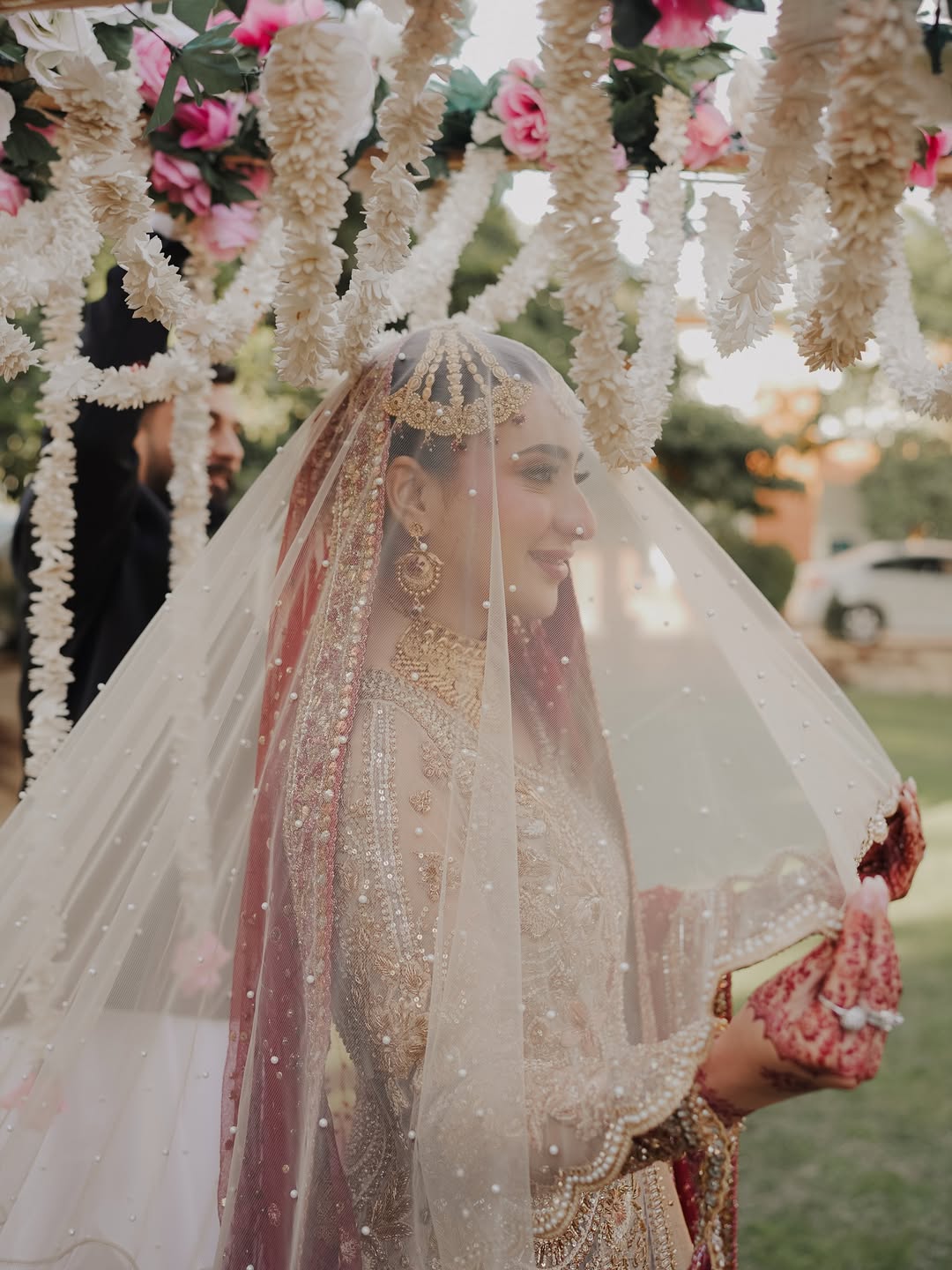 Luxury Long Bridal Dupatta – Pakistani Wedding Veil USA with Delicate Embellishments & Elegant Scalloped Border
